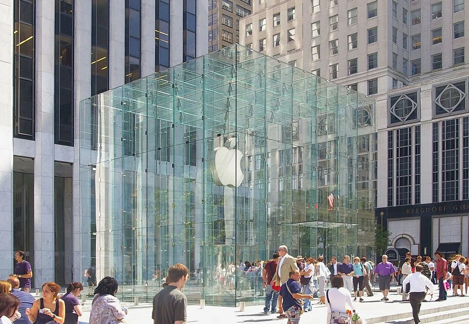 MacBook und iPhone von Apple