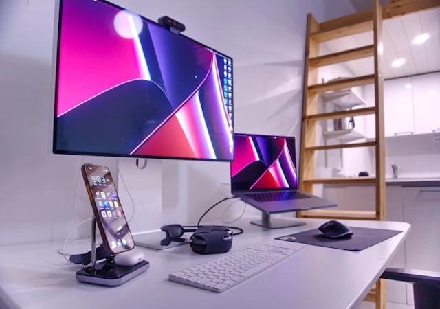 Desktop-PC, Laptop und Monitor auf einem Schreibtisch