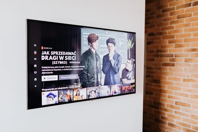 Moderner Fernseher mit Smart-TV-Oberfl&auml;che